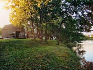 Riverfront Getaway Cabin #1 - Sleeps 4