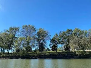 Riverfront Getaway Cabin #3 - Sleeps 4 - Sheldon