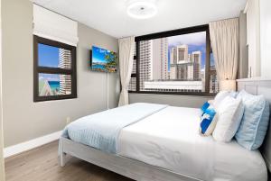 Waikiki retreat with ocean view, pool & beach access