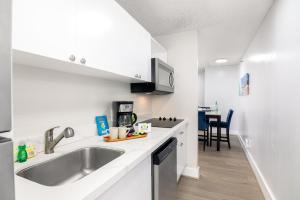Waikiki retreat with ocean view, pool & beach access