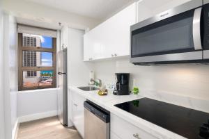 Waikiki retreat with ocean view, pool & beach access