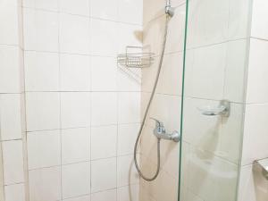 Comfort 1BR at Vida View Makassar Apartment By Travelio