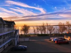 Raccoon Lodge Motel - Sylvan Lake