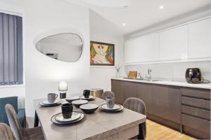 Modern 2-Bed Apartment with Gym Access