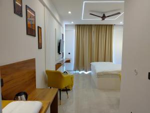 Couple friendly golden ambiance raahi sttay