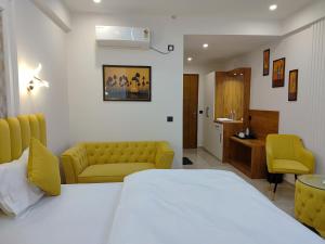 Couple friendly golden ambiance raahi sttay