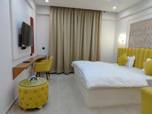 Couple friendly golden ambiance raahi sttay