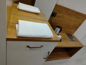 Couple friendly golden ambiance raahi sttay