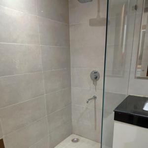 Couple friendly golden ambiance raahi sttay