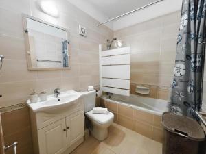 Déjà Blue Apartment Kyklades BC7 - workspace, pool, gym, nearby beach