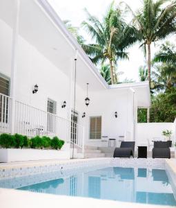 White Cottage Amadeo with Pool and Bonfire