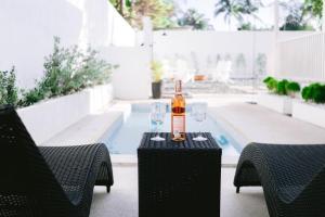 White Cottage Amadeo with Pool and Bonfire