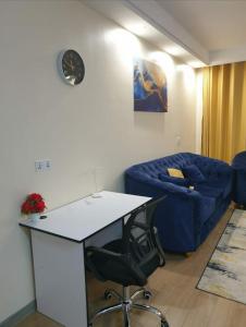 luxurious one bedroom apartment with well equipped gym,heated swimming pool, ample parking space and a relaxing rooftop with amazing city views