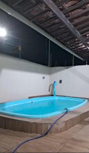Casa com piscina e churrasqueira para família