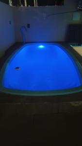 Casa com piscina e churrasqueira para família