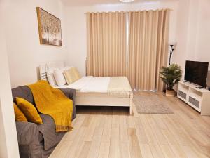 B12 Studio near Formula 1, with canal and pool view