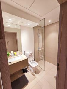 B12 Studio near Formula 1, with canal and pool view