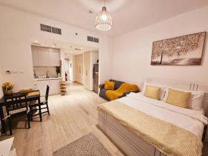 B12 Studio near Formula 1, with canal and pool view