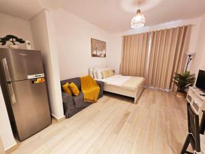 B12 Studio near Formula 1, with canal and pool view