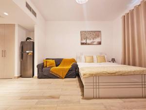 B12 Studio near Formula 1, with canal and pool view