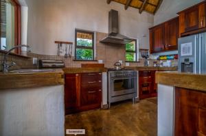 uMfula Lodge in a secure Private SAFARI Park