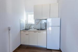 Mediterranean Seaside Apartments - Deak