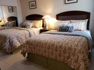 2 Minute walk to Waikiki beach, FREE Parking