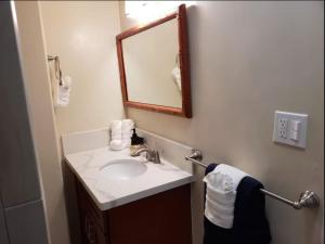 2 Minute walk to Waikiki beach, FREE Parking