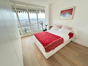 EIFFEL TOWER SEINE RIVER VIEW PARIS 88 square meters