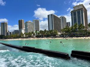 2 Minute walk to Waikiki beach, FREE Parking