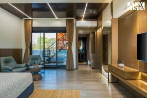 StayVista at La Belle Vue - Lawn, Pool & Bar