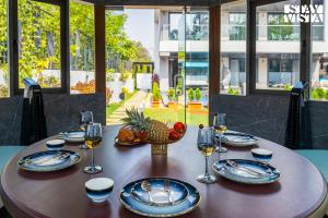 StayVista at La Belle Vue - Lawn, Pool & Bar