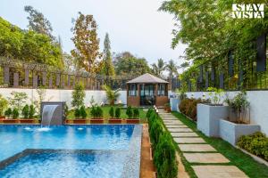 StayVista at La Belle Vue - Lawn, Pool & Bar