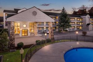 Quality Inn & Suites at Dollywood Lane