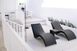 White Cottage Amadeo with Pool and Bonfire