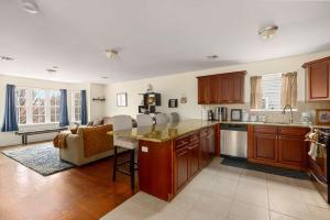 Newark Gem Pearl 3BR, 2BA - Sleeps 10 - Walk to Prudential Center and Newark Penn Station, Near EWR and American Dream Mall, includes WiFi - Laundry - Backyard - Gym