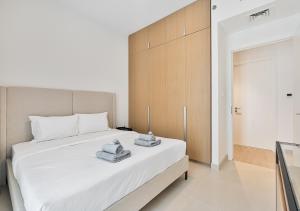 Peaceful 1BR at Creek Harbour - Balcony & Pool Access