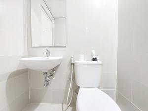 Comfort Stay 1BR at Podomoro City Deli Medan Apartment By Travelio