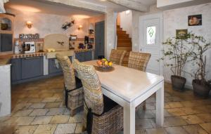 Maisons de vacances 2 Bedroom Lovely Home In Vedene : photos des chambres