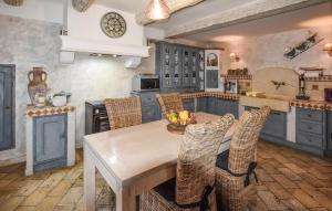 2 Bedroom Lovely Home In Vedène