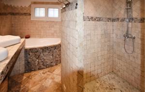 Maisons de vacances 2 Bedroom Lovely Home In Vedene : photos des chambres