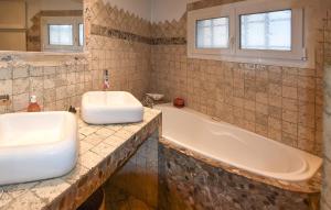 Maisons de vacances 2 Bedroom Lovely Home In Vedene : Maison de Vacances 2 Chambres