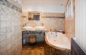 2 Bedroom Lovely Home In Vedène