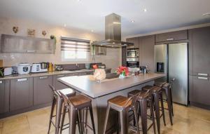 Maisons de vacances Nice Home In Sarrians With Wifi : photos des chambres