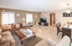 Maisons de vacances Nice Home In Sarrians With Wifi : photos des chambres