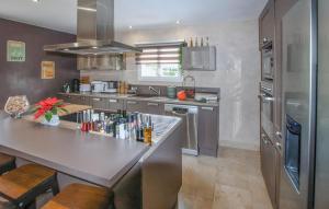 Maisons de vacances Nice Home In Sarrians With Wifi : photos des chambres