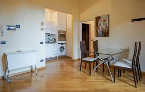 2 Bedroom Cozy Apartment In Firenze
