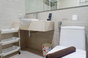 Vibrant Luxurious 1BR Apartment at La Riz Supermall Mansion By Travelio