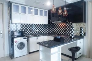 Vibrant Luxurious 1BR Apartment at La Riz Supermall Mansion By Travelio