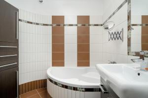 Dwupoziomowy Apartament Żmigrodzka z Tarasem w Poznaniu by Noclegi Renters